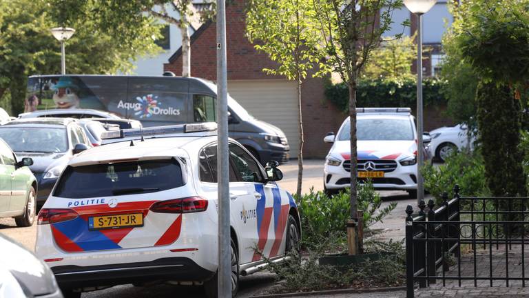 Meerdere politie-auto's kwamen na de overval naar de wijk in Best toe (foto: SQ Vision/Sander van Gils).