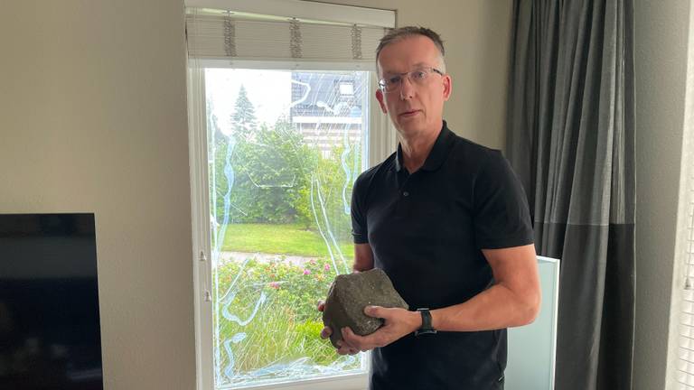 Jongeren gooien keien door raam van gezin: 'Het is super beangstigend'