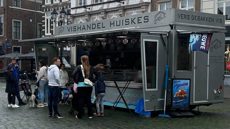 Tonny stopt na 45 jaar met vishandel omdat de gemeente zijn opslag afkeurt