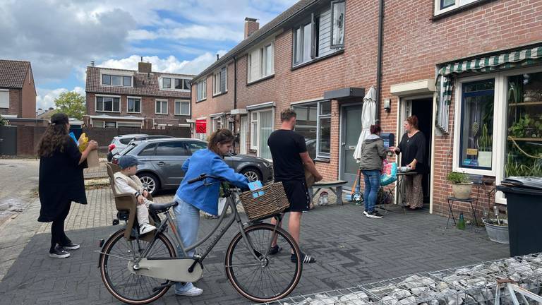 Iedere dag staat het rijendik voor het pakketpunt van Monique (foto: Rochelle Moes)