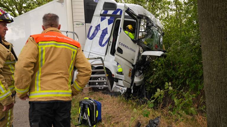 Vrachtwagenchauffeur zit vast in cabine na ongeval (foto: Harrie Grijseels / SQ Vision).