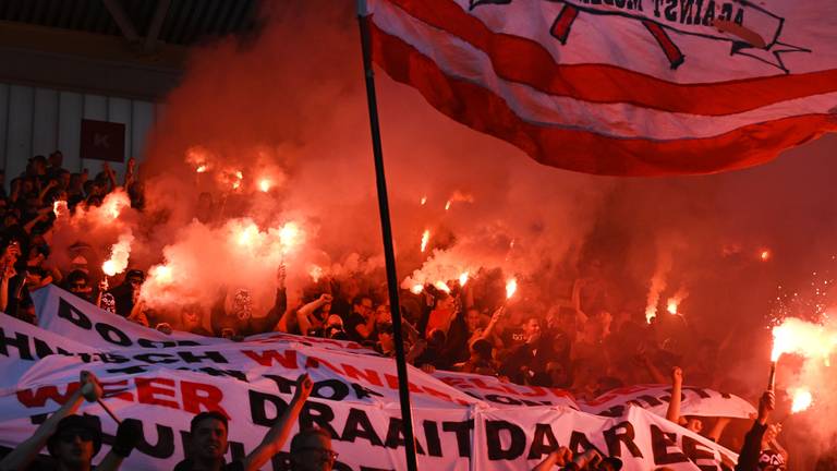 PSV-supporters in mei in het stadion van AZ. (Foto: ANP).