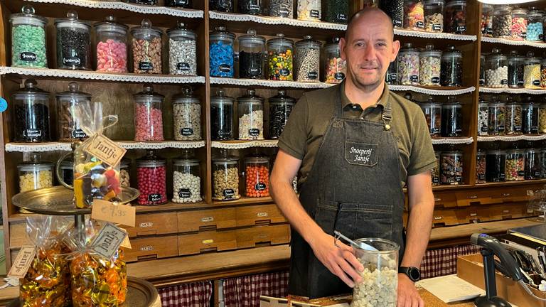 Snoepwinkeleigenaar David Verstappen baalt van de hoge suikerprijzen.