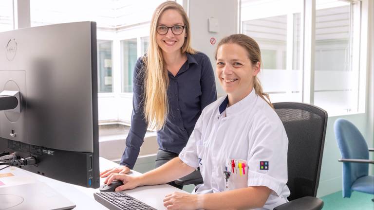 Collega's Mandy Aalderink (l.) en Jessica Workum beoordelen de concept-berichten die automatisch worden klaargezet (foto: ETZ)