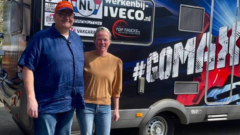 Bas en vriendin Ingrid met hun camper bij het racecircuit (foto:Tonnie Vossen)