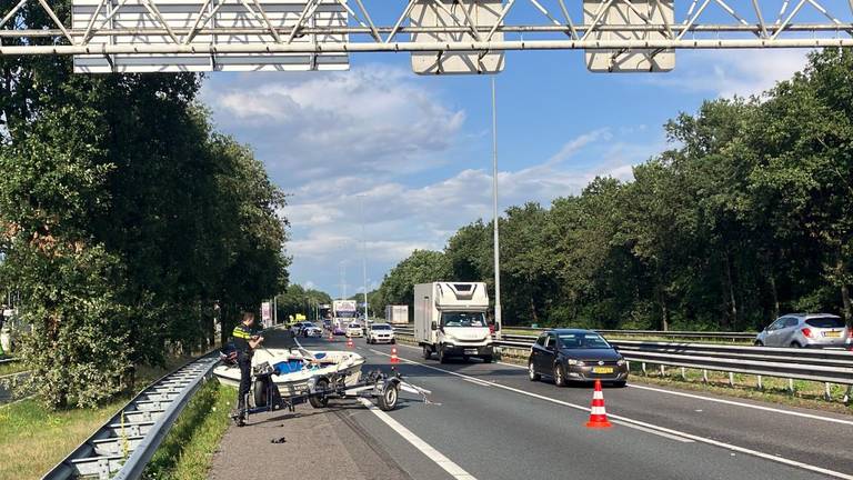 Boottrailer belandt op de snelweg (foto: Rijkswaterstaat).