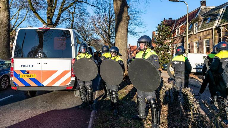 In 2019 was er een hoop ME aanwezig rondom de derby (foto: Marcel van Dorst/SQ Vision Mediaprodukties).