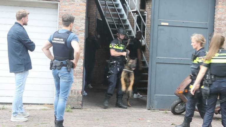 Marechaussee en politie vielen het huis van de militair binnen.