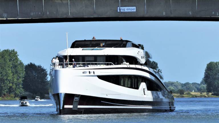 Dit keer paste het superjacht wél onder de brug door (foto: Joost Roeland).