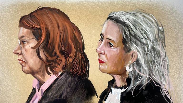 Yvon K. (links) donderdag in de rechtszaal met haar advocate (tekening: Eric Elich) 