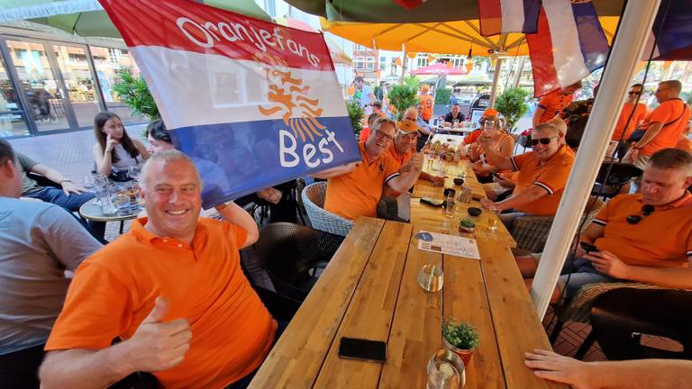 Supporters verzamelen zich op de terrassen in Eindhoven (foto: Omroep Brabant)
