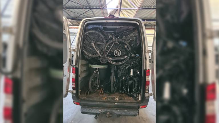 Bestelbus bomvol met fietsen: vier dieven op heterdaad betrapt