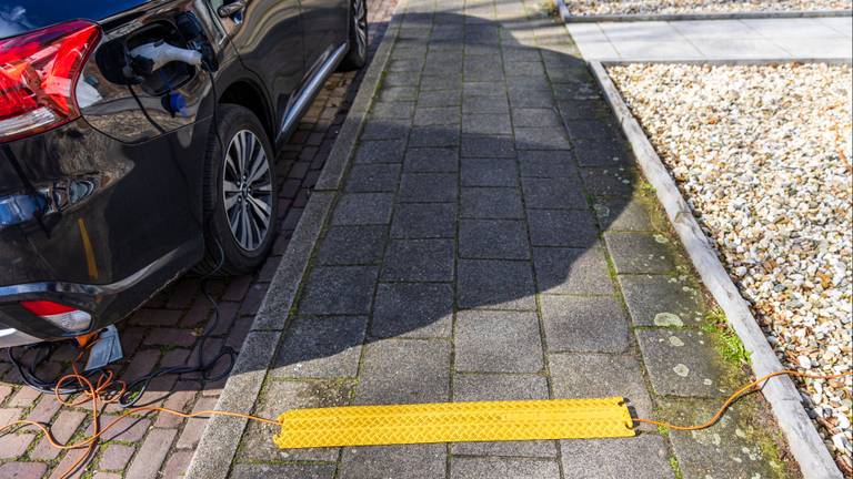 Deze automobilist in Geldrop geeft een verlengsnoer over de stoep lopen (foto: ANP).