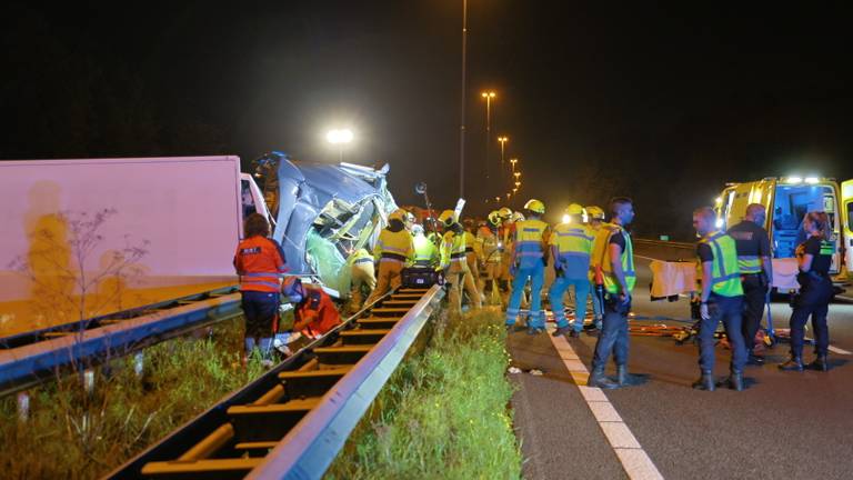 A73 weer vrij na ongeluk met geschaarde vrachtwagen, bestuurder bevrijd
