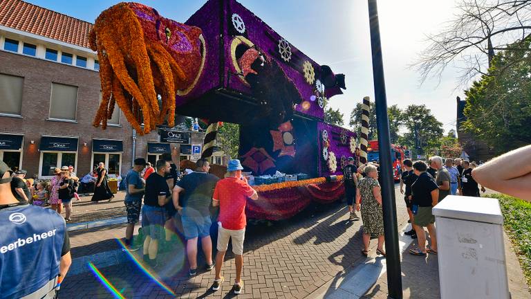 Op deze wagen werd de vrouw die aan de achterkant stond te dansen onwel (foto: Rico Vogels/SQ Vision).