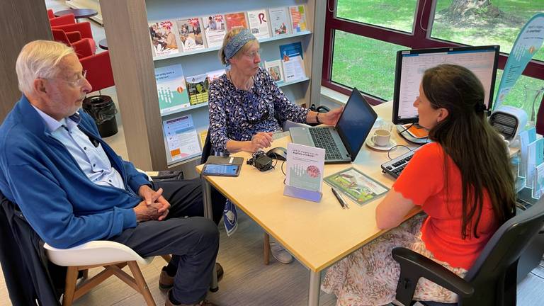 Wil en Paul komen er niet uit met hun DigiD (foto: Jos Verkuijlen)