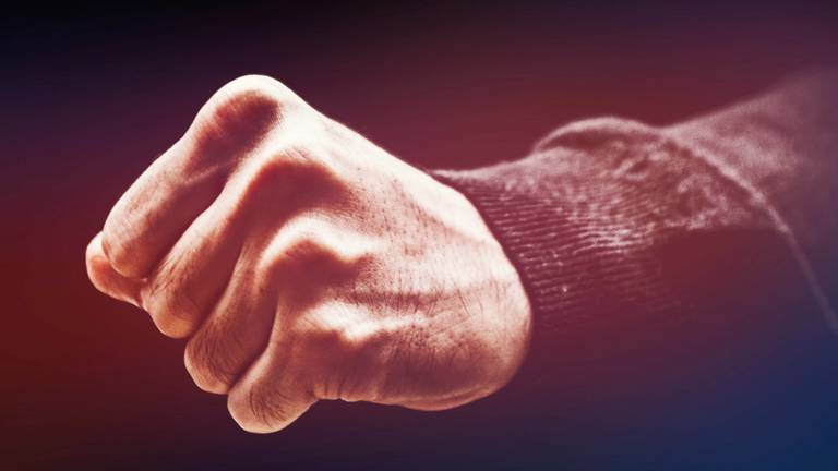 Jongen rijdt op brommer door winkelcentrum en slaat man (70) op gezicht