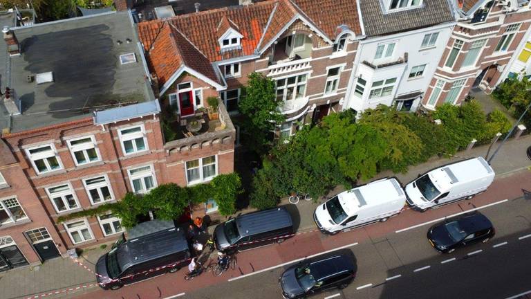 Politieonderzoek bij het huis zondag (foto: SQ Vision).