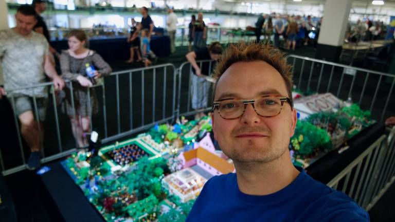 Paul met zijn Land van Ooit van Lego op de achtergrond (foto: Paul Toxopeus).