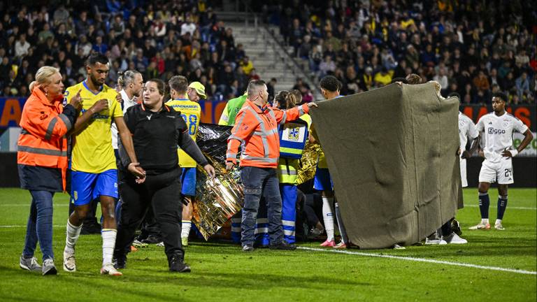 RKC-keeper Vaessen gereanimeerd op het veld, wedstrijd definitief gestaakt
