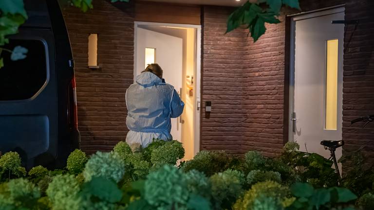 Onderzoek bij het huis in Drunen (foto: Iwan van Dun/SQ Vision).