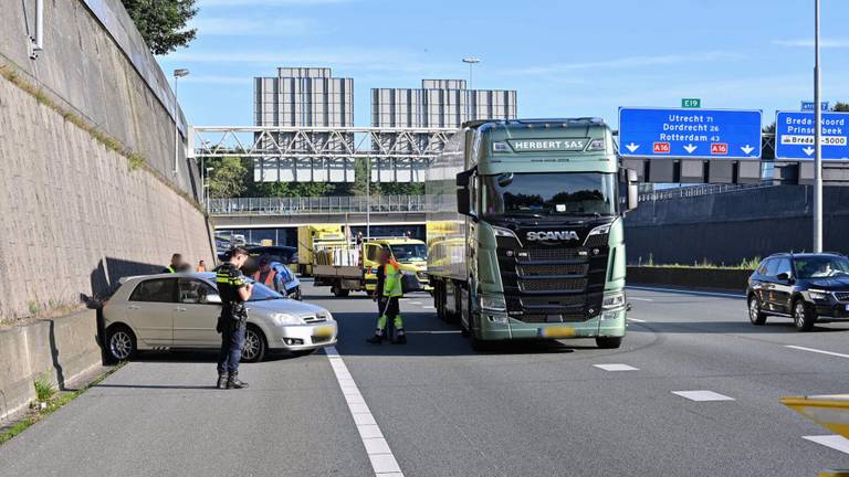 Bij het ongeluk op de A16 raakte niemand gewond (foto: Tom van der Put/SQ Vision).