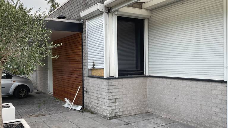 De explosie vernielde een rolluik en een ruit.
