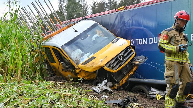 Vrachtwagen botst op auto van wegwerkers, opruimen duurt tot in de avond