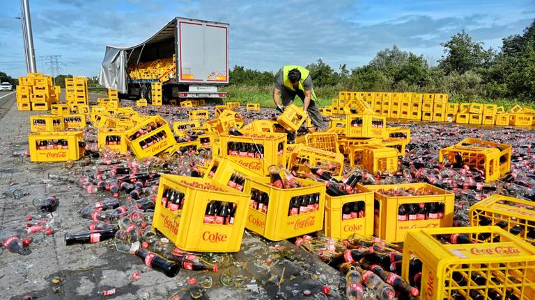 Enorme ravage: tienduizenden colaflesjes vallen uit rijdende vrachtwagen