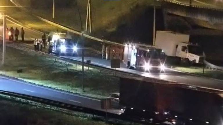 Vrachtwagen rijdt op de vangrail bij Batadorp, vanavond weer wegafsluiting