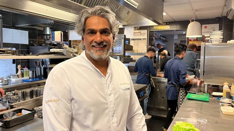 Soenil Bahadoer in de keuken van de Lindehof in Nuenen (foto: Carlijn Kösters).