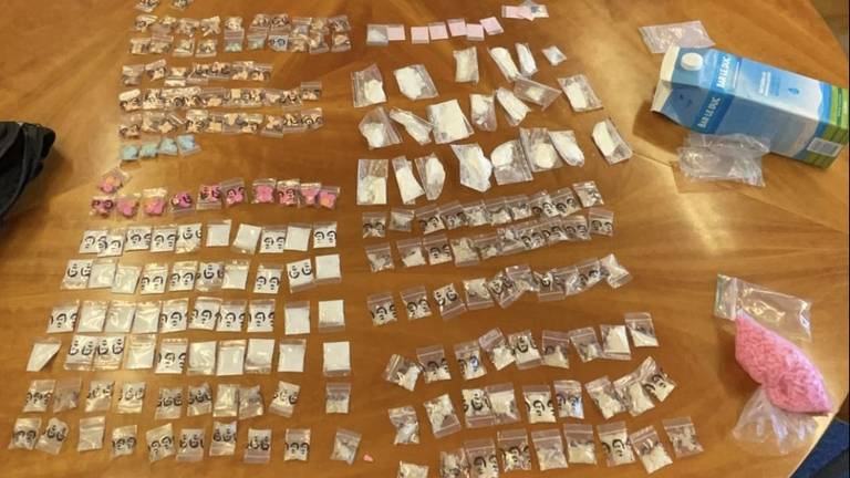 Auto rijdt rond met meer dan 1000 XTC-pillen en honderden zakjes drugs