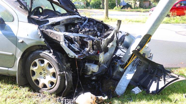 Auto vat vlam nadat bestuurder tegen lichtmast rijdt in den Bosch (foto: SQVision)