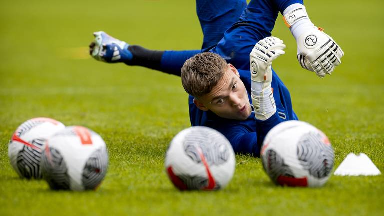 Bart Verbruggen tijdens een training voor de EK-wedstrijd tegen Frankrijk (foto: ANP/Koen van Weel)