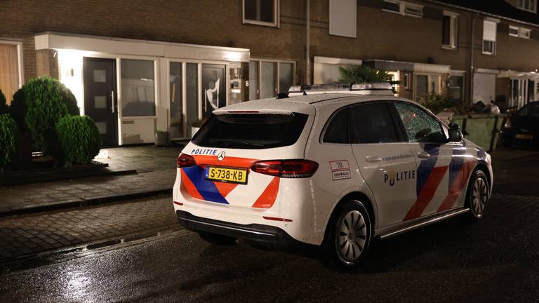 De politie doet onderzoek na de overval aan de Van Limburg Stirumstraat in Veghel (foto: Sander van Gils/SQ Vision).