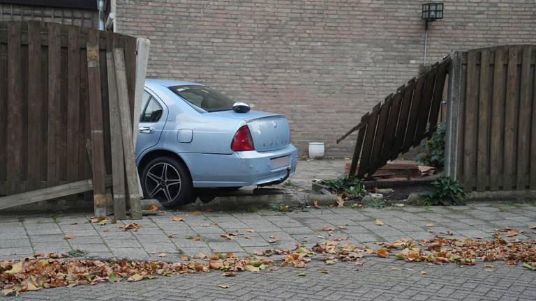 Auto vliegt uit de bocht en belandt in achtertuin (Foto: SQ Vision)