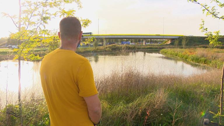 Peter Aaldering kijkt uit op de plek waar Sanne en Hebe werden gevonden (foto: Omroep Brabant).