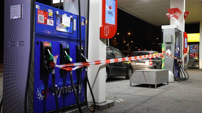 Vernielingen aangericht bij tankstation in Den Bosch (foto: Bart Meesters / SQ Vision).