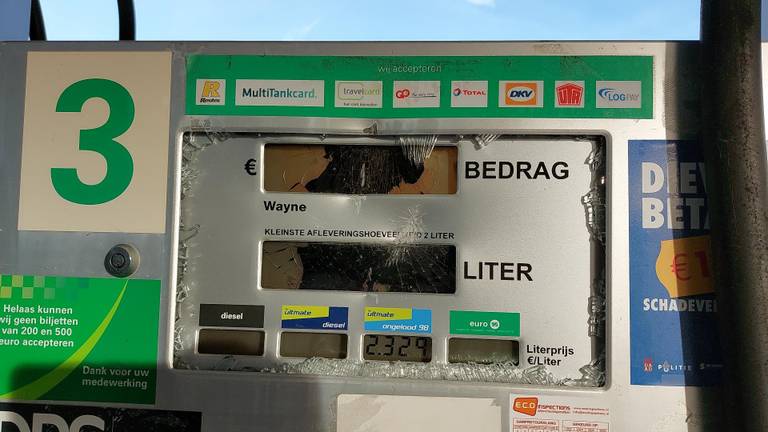 Vernielingen bij het tankstation aan de Sint Teunislaan (foto: Tom Berkers)