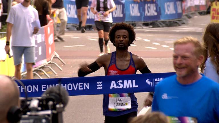Daniel Fagi die over de finish komt van de halve marathon vorig jaar (archieffoto).