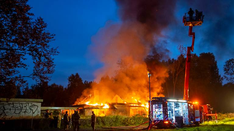 De vlammen mochten er zijn in Sint Oedenrode (foto: Gabor Heeres/SQ Vision).