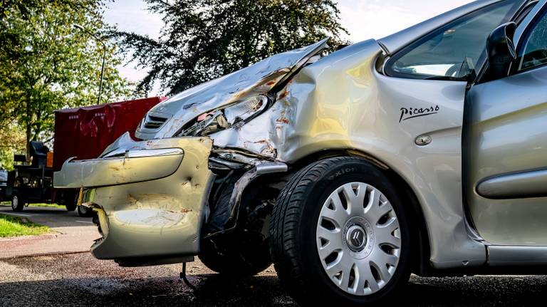 Auto in botsing met stadsbus (foto: Marcel van Dorst / SQ Vision).