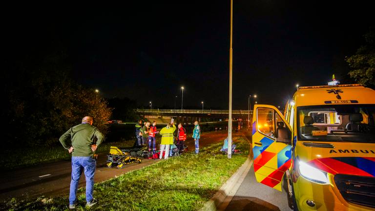 Voorbijgangers vinden zwaargewonde motorrijder langs de kant van de weg