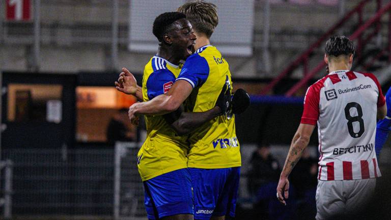 Sekou Sylla en Wiebe Kooistra vieren het vijfde doelpunt van SC Cambuur (foto: Orange Pictures).