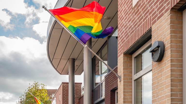 Regenboogvlaggen aan de voorgevel van het Gezondheidscentrum Het Vierendeel in Made (foto: ANP)