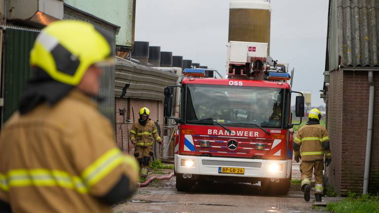 De brandweer onderzoekt hoe groot de brand in de schuur in Lith is (foto: SQ Vision/Gabor Heeres).