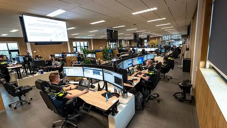 Een meldkamer van de politie (foto: Politie).