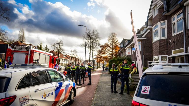 Politie, brandweer en ambulance rukten uit na melding van mishandeling in Eindhoven (foto: Toby de Kort/SQ Vision).