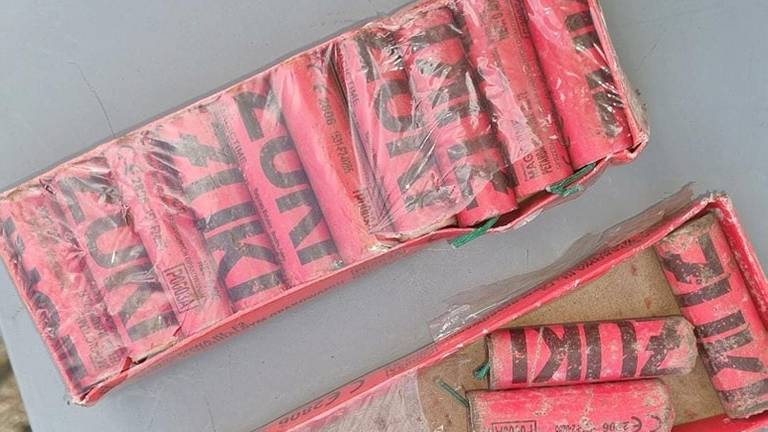 Het vuurwerk is in beslag genomen (foto: Politie via Facebook)
