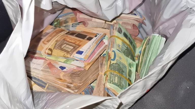 Mannen ruilen tassen met kilo's harddrugs en 2 ton cash in Breda